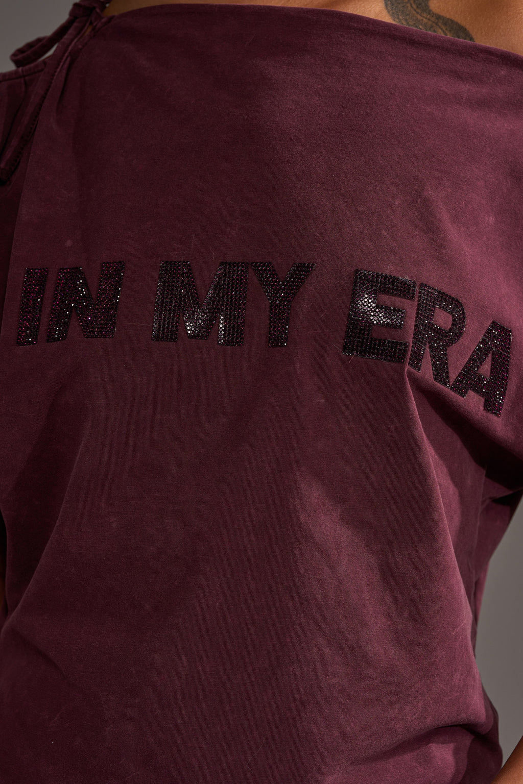 IN MY ERA OFF-THE-SHOULDER TEE