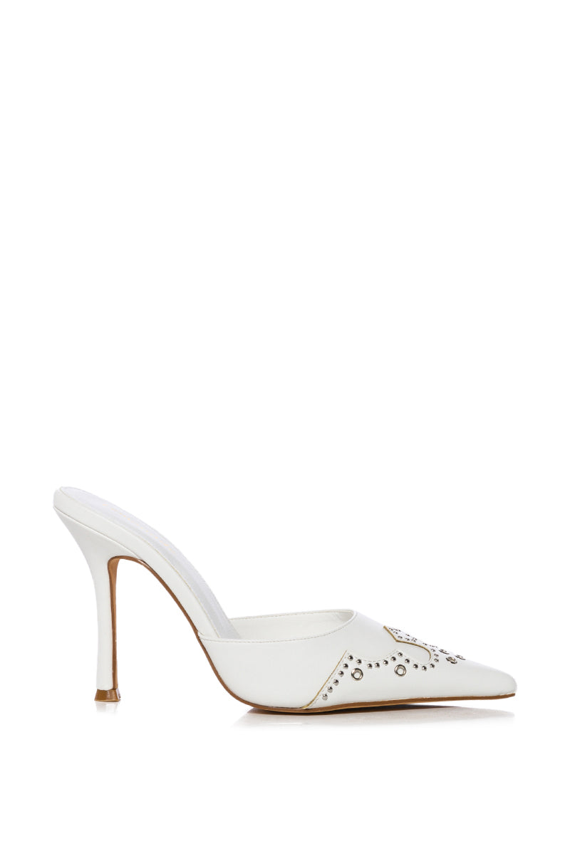 SKYMORE WHITE PUMP